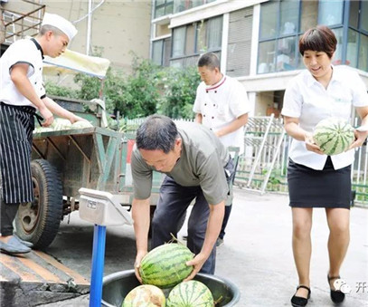 買下一整車西瓜，讓瓜農(nóng)早點(diǎn)回家